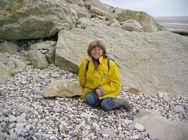 -Michèle à côté d'un morceau d'ammonite gigantesque (18-05-2002)