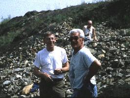 -Roger L.(à gauche), Jean et Roger J. en forçat à l'arrière plan. (06-06-1998)